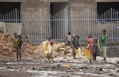Oromia, Etiyopya-14 Eylül 2017: Kimliği belirsiz çocuklar Etiyopya'nın Oromia kentinde ki bir şantiyeden çöp topluyor.
