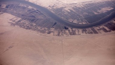 Basra yakınlarındaki İran Irak sınırından yüksek havadan görünüm.
