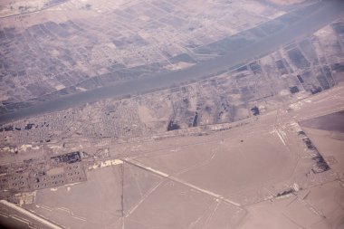 İran ve Irak sınırındaki kasabalar, Shatt el-Arap nehri boyunca petrol sızıntıları ön planda.