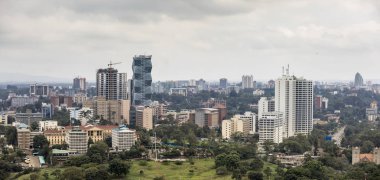 Nairobi şehir merkezinin havadan panoraması ve Nairobi, Kenya'nın Kilimani bölgesi.