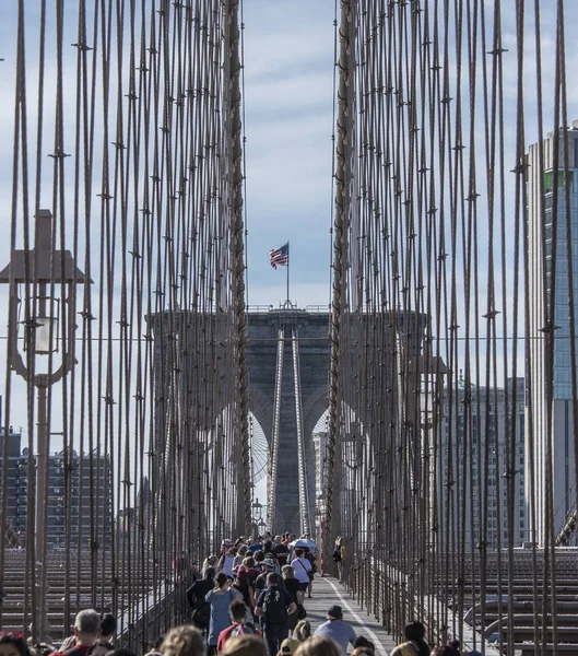 Crowds Crossing Pedestrian Walkway Brooklyn Bridge New York City — Stock Photo, Image