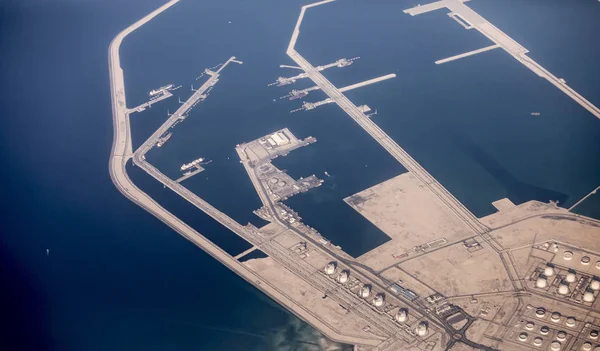 カタールの海岸に沿って積み込む石油精製所とタンカーの航空写真 — ストック写真