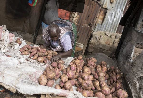 NAIROBI, KENYA-JUNE 11, 2019: An unidentified woman sells sweet — Stock Photo, Image