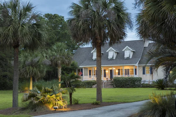 Beautiful southern style house lit up at twilight. — Stock Photo, Image