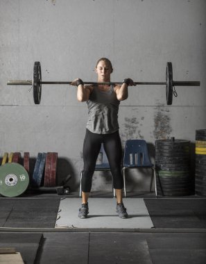 Kadın powerlifter ağır ağırlıkları ile temiz ve yapıyor.