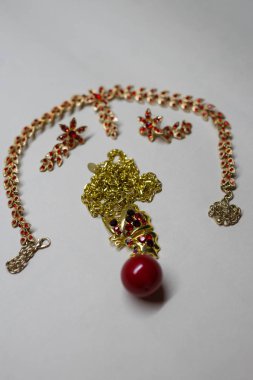 Kadınlar için güzel mücevherler