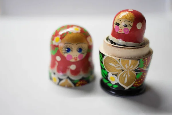 Russische poppen zijn souvenirs uit Rusland — Stockfoto