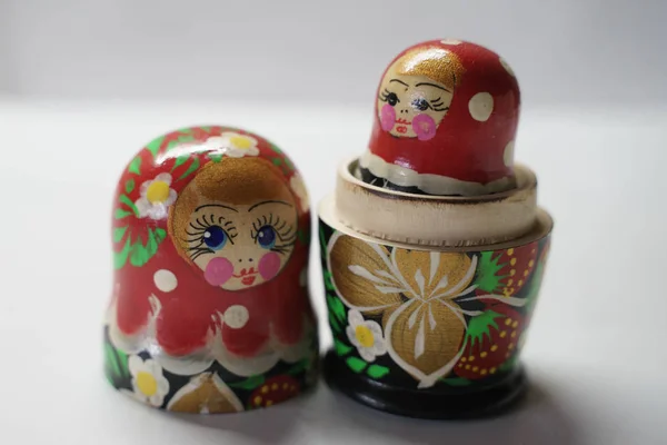 Russische poppen zijn souvenirs uit Rusland — Stockfoto