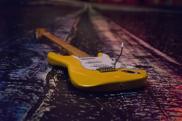 gece şehrin arka planda zarif sarı gitar