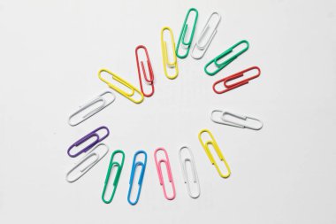 bir daire içinde yığılmış çok renkli ataş