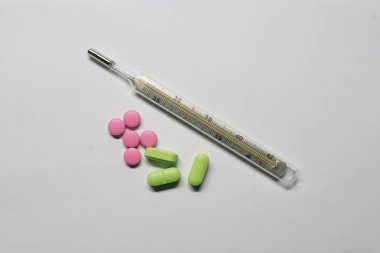 Sıcaklığı ve tabletleri ölçmek için termometre