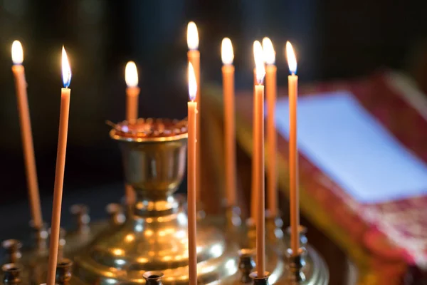 Помаранчеві запалені свічки стоять у свічнику — стокове фото