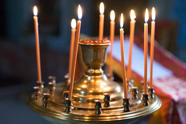 Velas naranjas en un candelero —  Fotos de Stock