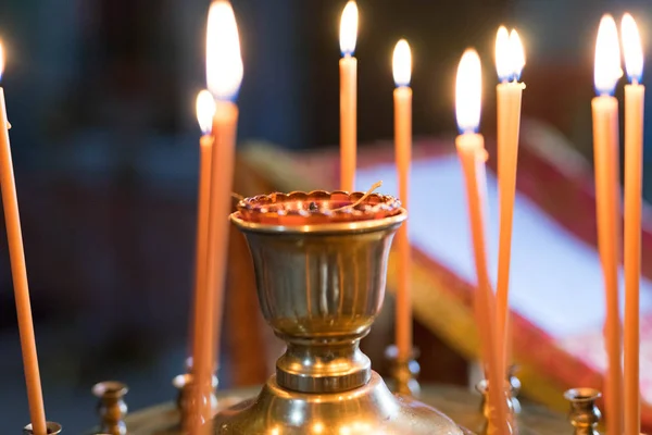 Velas naranjas en un candelero —  Fotos de Stock