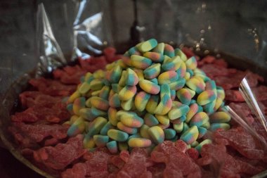 marmelat, marshmallow, karamel birçok renkli tatlılar - tatlılar