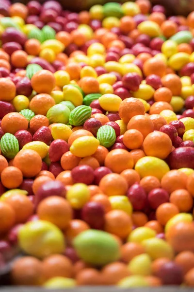 Marmelat, marshmallow, karamel birçok renkli tatlılar - tatlılar — Stok fotoğraf