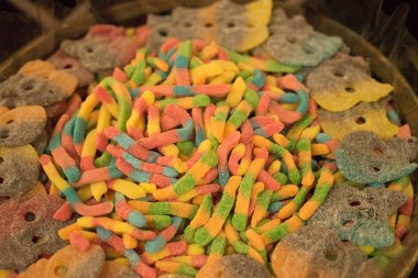 farklı formlarda çok renkli tatlılar - marmelat, marshmallow