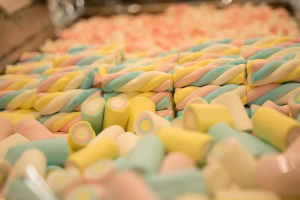 Çeşitli şekil ve boyutlarda çok renkli tatlılar - marmelat, şeker, lokum — Stok fotoğraf
