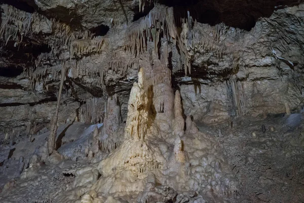 Stalaktyty, stalagmity i stalnaty w ogromnej głębokiej jaskini — Zdjęcie stockowe
