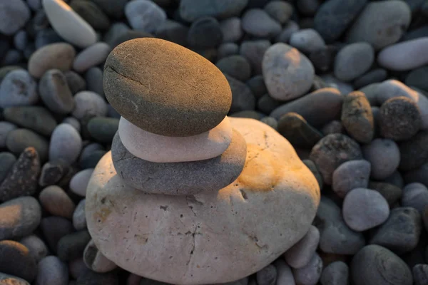 Різнокольорові морські камінці різних розмірів і форм — стокове фото
