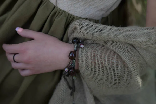 Женские украшения на шее, руки из натуральных материалов — стоковое фото