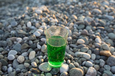 Yeşil limonata ile şeffaf cam