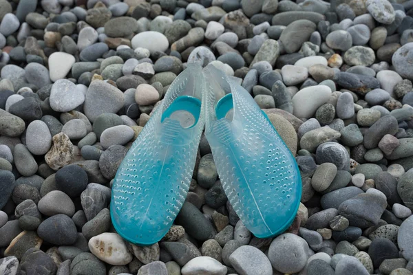 Сині гумові тапочки для ходьби на морі — стокове фото