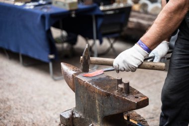 bir demirci bir demir işçimi yontma