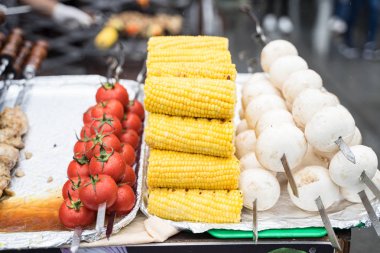 et, mantar, balık ve sebze kebaplar