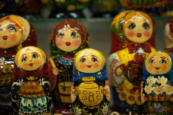 Rus yuvalama bebekleri arka arkaya duruyor