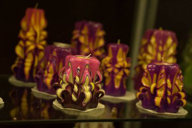 cam bir stand üzerinde duran el yapımı çok renkli mummumlar