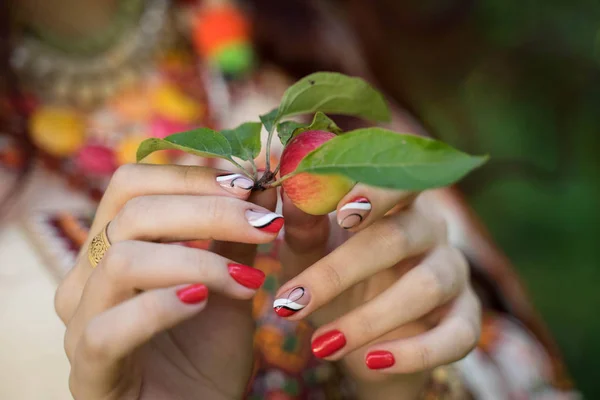 女孩手里拿着苹果，手里拿着树叶 — 图库照片