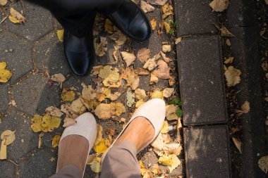 bacaklar yaprakları ile kaplı bir yol boyunca yürümek ... Sonbahar