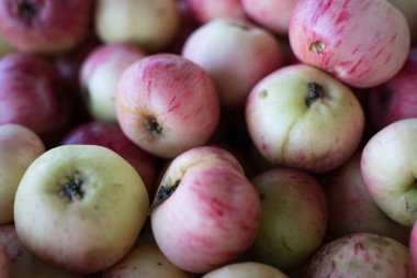 ahşap bir sandık içinde kırmızı elma