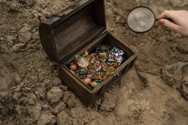 Archeoloog graven en zoekt naar schat — Stockfoto