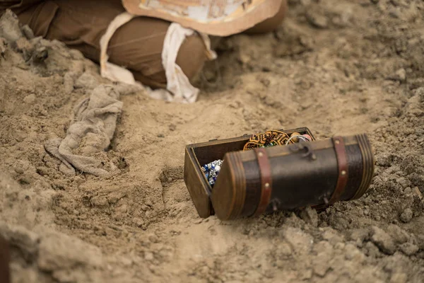 Archeoloog graven en zoekt naar schat — Stockfoto