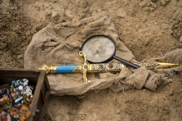археолог проводит раскопки и ищет сокровища
