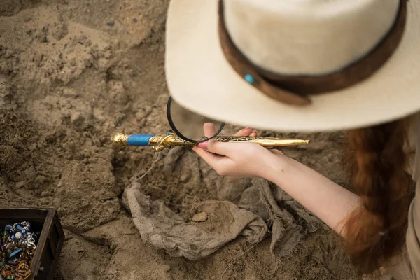 Archeoloog graven en zoekt naar schat — Stockfoto