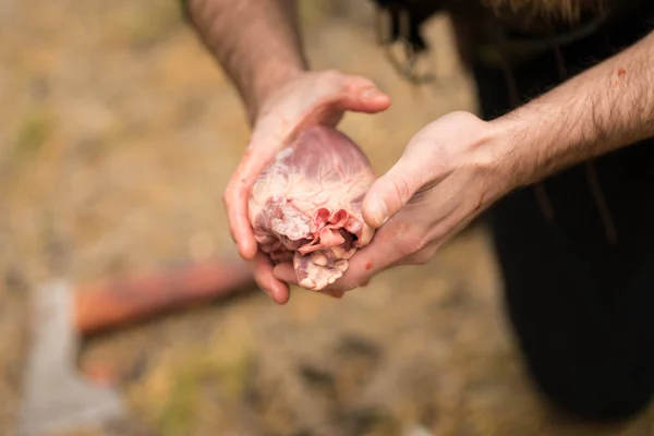 Мужчина держит в руке кусок мяса — стоковое фото