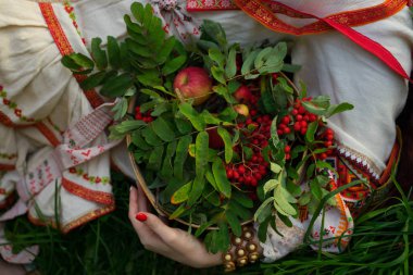 Rus tarzı kız: kostüm, kokoshnik