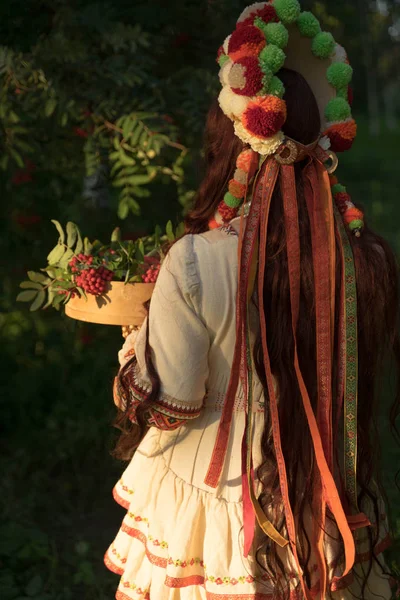Dziewczyna w stylu rosyjsko-ludowym: kostium, kokoshnik — Zdjęcie stockowe