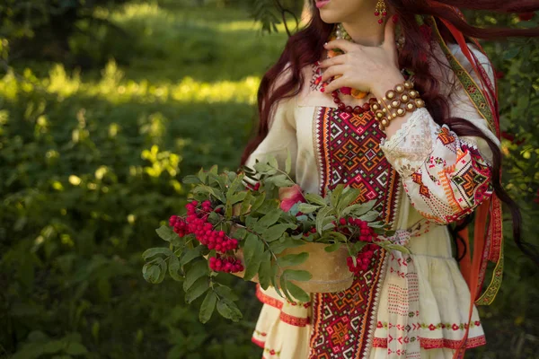 Дівчина в російсько-фолкському стилі: костюм, кокошник — стокове фото