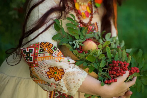 Ragazza nello stile di russo-gente: costume, kokoshnik — Foto Stock