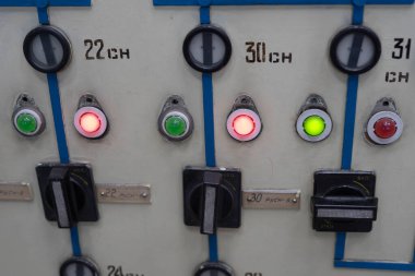 Çeşitli düğmeleri olan çeşitli aygıtlar