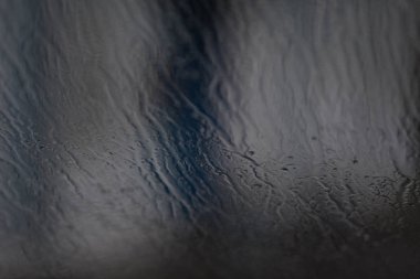 Araba ön cam üzerinde yağmur damlaları