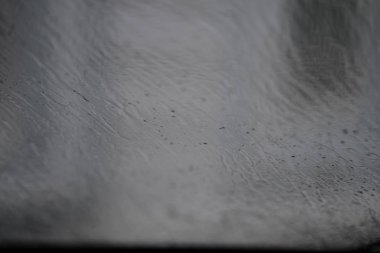 Araba ön cam üzerinde yağmur damlaları