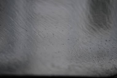 Araba ön cam üzerinde yağmur damlaları