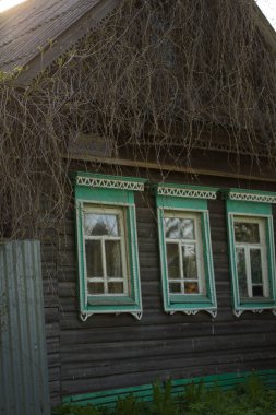 Koyu renkli eski ahşap ev.