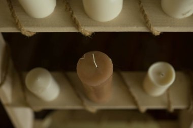 Mumlar rafta duruyor.