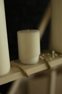 Mumlar rafta duruyor.